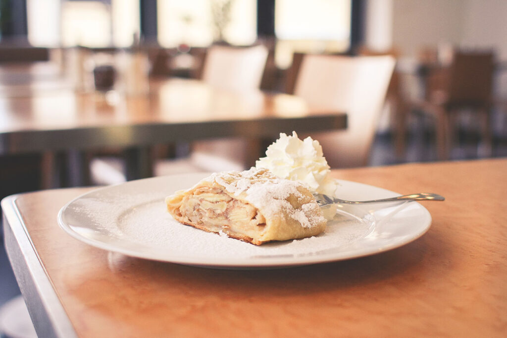 Apfelkuchen mit Sahne im Café des Nordseehotels Freese auf Juist